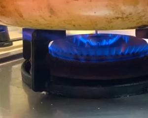 不用油炸，更健康的快手创意菜，金沙虾球的做法 步骤5