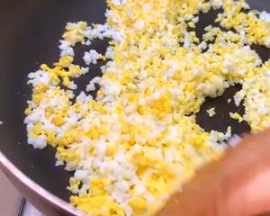 不用油炸，更健康的快手创意菜，金沙虾球的做法 步骤6