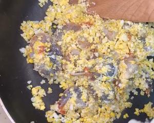 不用油炸，更健康的快手创意菜，金沙虾球的做法 步骤7