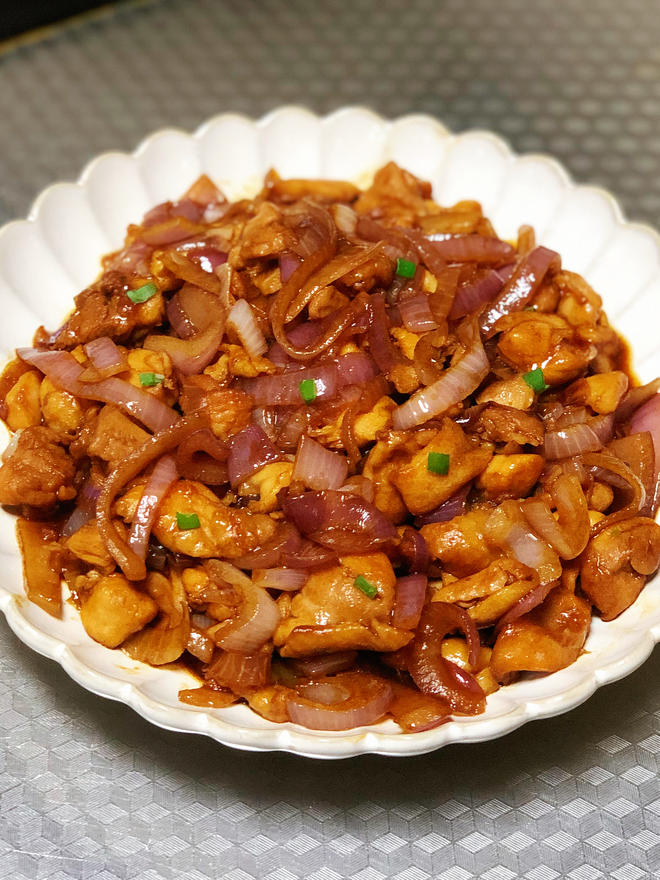 鸡丁炒洋葱，超级简单下饭的家常菜，2个大鸡腿不够吃，大人孩子都爱吃每次都光盘！