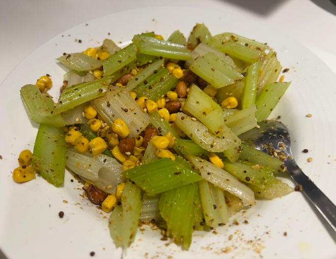 创意菜：早春拾（拌芹菜、玉米粒、花生米）-夏日清新凉菜